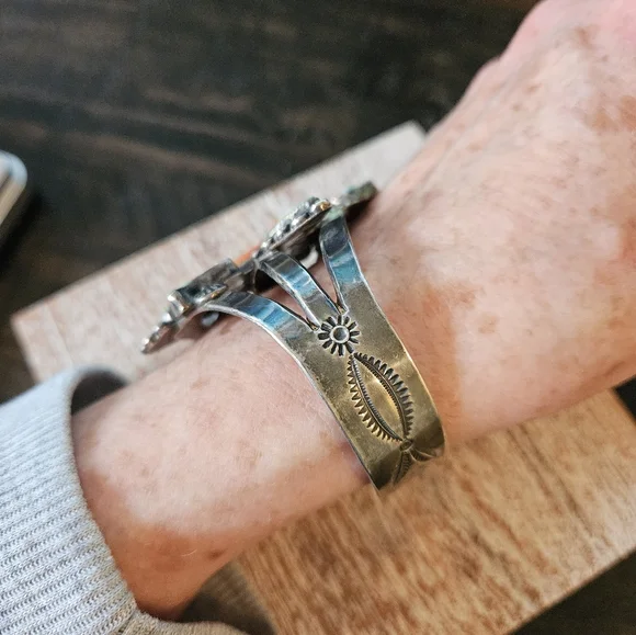 😍SOLD😍Vintage 1950's Collector Artist Signed  Zuni Knifewing Cuff - Picture 4 of 8